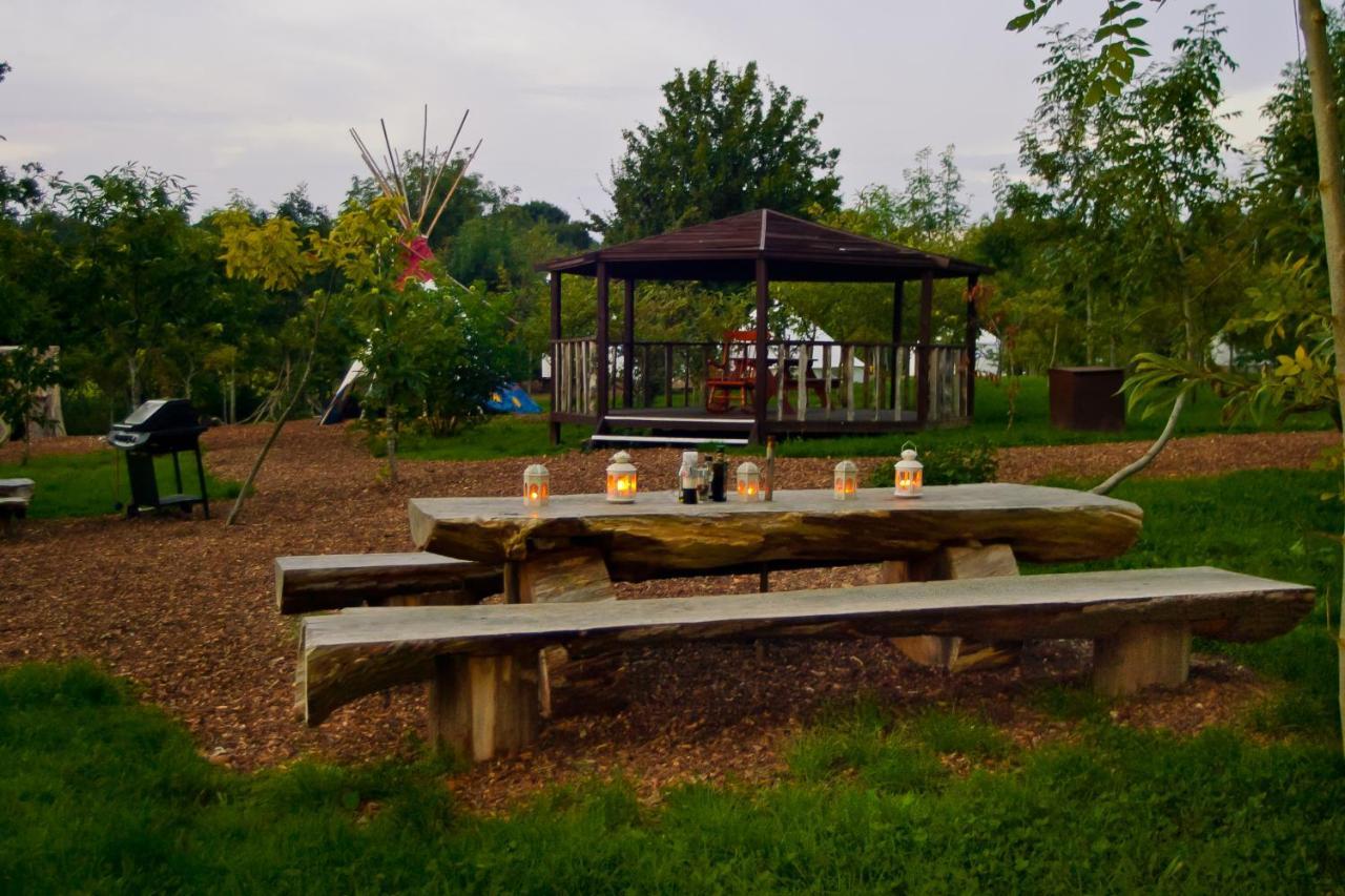 Plush Tents Yurt Village 奇切斯特 外观 照片