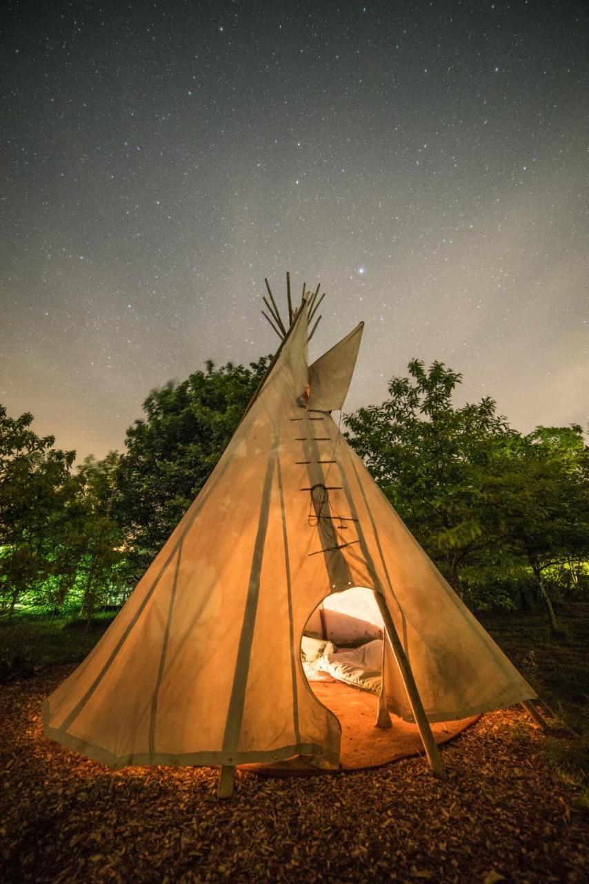 Plush Tents Yurt Village 奇切斯特 外观 照片